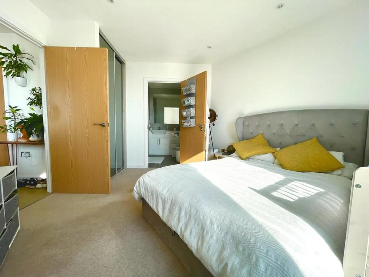 Stylish 1-Bedroom Apt With Stunning London Views