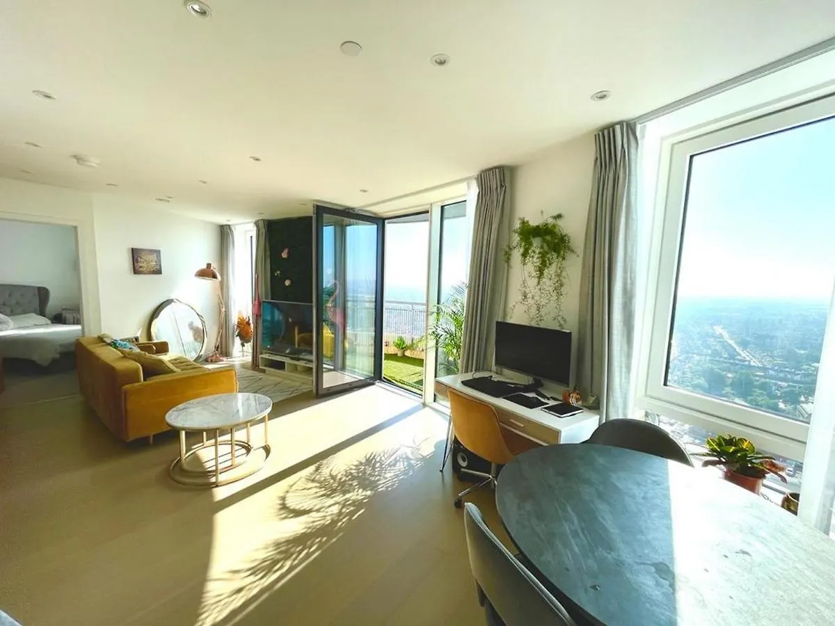 Stylish 1-Bedroom Apt With Stunning London Views