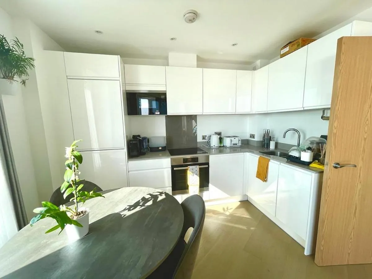 Stylish 1-Bedroom Apt With Stunning London Views Apartment