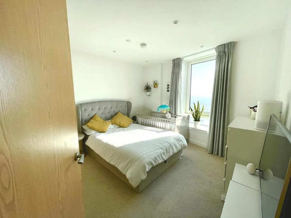 Stylish 1-Bedroom Apt With Stunning London Views Apartment