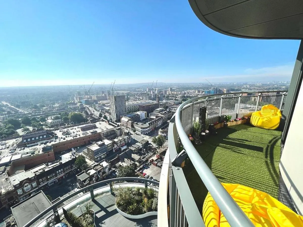 Stylish 1-Bedroom Apt With Stunning London Views Apartment